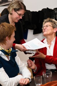 Jutta Becker-Wolf bekommt von Birgit Christmann die Urkunde überreicht